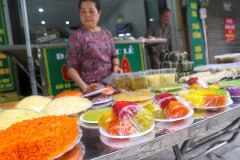 Các loại xôi là món không thể thiếu trong mâm cúng lễ Vu Lan. (Ảnh: Tuấn Đức/TTXVN) 