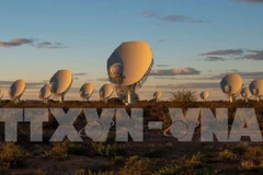 Các thiết bị tầm soát sóng âm thanh của MeerKAT - Tổ hợp kính thiên văn và thiết bị tầm soát sóng âm thanh vũ trụ do Nam Phi xây dựng và ra mắt tháng 7/2018. (Ảnh: TTXVN phát)