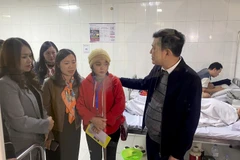 Lãnh Sở Giáo dục và Đào tạo, lãnh đạo thành phố Vinh và các phòng, ban liên quan cũng đã để thăm hỏi học sinh bị thương đang được điều trị tại Bệnh viện đa khao 115 Nghệ An. (Ảnh: TTXVN-Phát)