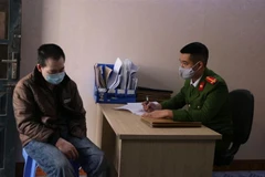 Công an thị xã Kinh Môn (Hải Dương) lấy lời khai của Bùi Văn Tâm. (Ảnh: Mạnh Minh- TTXVN) 