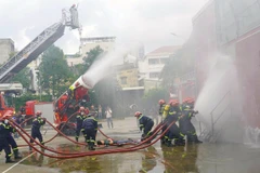 Lực lượng Cảnh sát chữa cháy và cứu nạn cứu hộ đặc biệt tinh nhuệ diễn tập tại lễ ra mắt. (Ảnh: TTXVN)