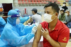 Lực lượng y tế Phú Thọ tiêm mũi 2 vaccine phòng COVID-19 cho người dân trên địa bàn thành phố Việt Trì. (Ảnh: Trung Kiên/TTXVN) 