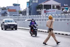 Xử lý nhiều trường hợp điều khiển xe máy vào đường Vành đai 2 trên cao