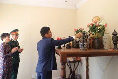 Đại sứ Hoàng Văn Lợi dâng hương lên ban thờ Chủ tịch Hồ Chí Minh. (Ảnh: Hồng Minh, Đình Lượng)