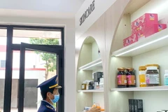 Lực lượng Quản lý thị trường tỉnh Quảng Bình tăng cường kiểm tra, phát hiện, xử lý nghiêm các hành vi buôn lậu, gian lận thương mại, hàng giả...trên địa bàn tỉnh. (Ảnh: TTXVN)