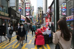 Người dân đeo khẩu trang phòng dịch COVID-19 tại Seoul, Hàn Quốc. (Ảnh: THX/TTXVN)