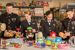 Chương trình Toys for Tots do lực lượng thủy quân lục chiến Mỹ và một tổ chức phi lợi nhuận phối hợp thực hiện từ năm 1947. (Nguồn: Reuters)