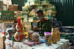 Các mặt hàng bị thu giữ có một số loại kẹo như kẹo con mắt, kẹo đồ chơi, bỏng ngô. (Ảnh: TTXVN phát.)