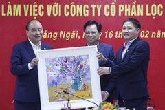 Chủ tịch nước Nguyễn Xuân Phúc thăm, tặng quà Công ty Cổ phần Lọc hóa dầu Bình Sơn tại Khu kinh tế Dung Quất (xã Bình Trị, huyện Bình Sơn, tỉnh Quảng Ngãi. (Ảnh: Thống Nhất/TTXVN)