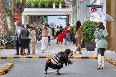 Tụ tập đông người chụp ảnh luôn tiềm ẩn nguy cơ lây nhiễm. (Ảnh: Tuấn Đức/TTXVN) 