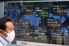 Bảng điện tử thông báo chỉ số Nikkei 225 tại thị trường chứng khoán Tokyo. (Ảnh: AFP/TTXVN) 