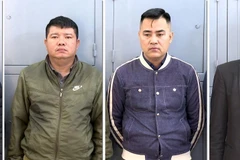 Các đối tượng là nhân viên Công ty TNHH vệ sỹ Security ngang nhiên phân luồng tại ngã tư để đoàn xe đám cưới đi qua. (Ảnh: Cơ quan Công an cung cấp/TTXVN phát) 