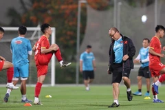 Huấn luyện viên Park Hang-seo tham gia khởi động cùng các cầu thủ. (Ảnh: Hoàng Linh/TTXVN)