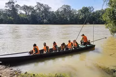 Các lực lượng chức năng triển khai tìm kiếm bay quân sự Yak-130 bị tai nạn. (Ảnh: Tuấn Anh/TTXVN)