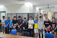 Hà Nội: Tạm giữ nhóm đối tượng ném vỏ chai thủy tinh gây thương tích