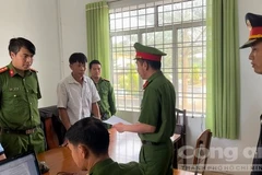 Cơ quan CSĐT Công an H.Bảo Lâm đọc lệnh bắt tạm giam Nguyễn Đức Dạo. (Nguồn: CATPHCM)