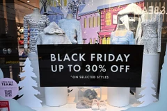 Một cửa hàng treo biển giảm giá dịp Black Friday. (Ảnh: AFP/TTXVN)