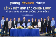 Lãnh đạo Vinamilk, Hệ thống trung tâm tiêm chủng VNVC và Bệnh viện Đa khoa Tâm Anh ký hợp tác chiến lược. (Ảnh: Vi Nam/Vietnam+)