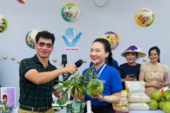  Nghệ sỹ Xuân Bắc, Bảo Thanh cùng thanh niên Thủ đô livestream bán các sản phẩm OCOP. (Nguồn: Báo Đảng Cộng Sản) 