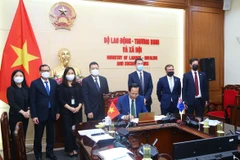 Bộ trưởng Bộ Lao động-Thương binh và Xã hội Đào Ngọc Dung ký kết bản ghi nhớ về việc hỗ trợ công dân Việt Nam tham gia chương trình lao động nông nghiệp Australia. (Ảnh: Hoàng Hiếu/TTXVN)