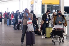 Hành khách tại sân bay Heathrow ở thủ đô London, Anh (Ảnh: THX/TTXVN)