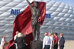 Bayern Munich làm lễ ra mắt tượng Gerd Muller tại sân Allianz Arena