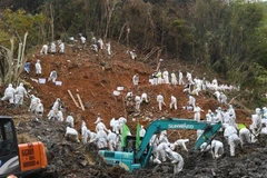 Lực lượng cứu hộ tìm kiếm thi thể các nạn nhân và khắc phục hậu quả vụ tai nạn máy bay của China Eastern Airlines tại thành phố Ngô Châu, tỉnh Quảng Tây (Trung Quốc) ngày 25/3/2022. (Ảnh: THX/TTXVN) 