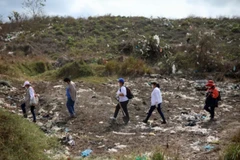 Tình nguyện viên và người thân tìm kiếm thi thể các nạn nhân mất tích ở Mexico. (Ảnh: Yahoo News) 