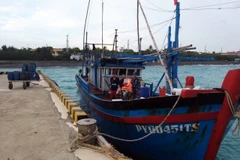 Hỗ trợ tàu cá Phú Yên bị hỏng máy tại quần đảo Trường Sa