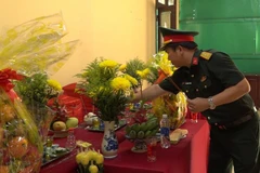 Lãnh đạo Bộ Chỉ huy Quân sự tỉnh Quảng Trị dâng hương lên các hài cốt liệt sỹ. (Ảnh: Bộ CHQS tỉnh Quảng Trị)