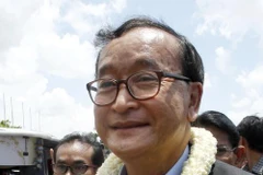 Ông Sam Rainsy tại sân bay Quốc tế Phnom Penh ở Phnom Penh ngày 16/8/2015. Ảnh: AP/TTXVN