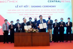 Lãnh đạo tỉnh Bình Dương chứng kiến ký kết xây dựng án Trung tâm thương mại 35 triệu USD.( Ảnh: Chí Tưởng - TTXVN) 