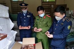 Quản lý thị trường tỉnh Lào Cai phối hợp với Công an kinh tế tỉnh thu giữ các sản phẩm không rõ nguồn gốc xuất xử. (Ảnh: Quốc Khánh/TTXVN)