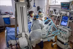 Nhân viên y tế điều trị cho bệnh nhân COVID-19 tại bệnh viện ở Tarzana, California, Mỹ. (Ảnh: AFP/TTXVN)