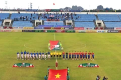 CLB Quảng Nam và Thể Công Viettel làm nghi lễ chào cờ trước khi trận đấu diễn ra. (Ảnh: Quảng Nam FC)