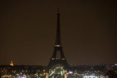 Tháp Eiffel chìm trong bóng tối là một phần trong kế hoạch tiết kiệm năng lượng của châu Âu nhằm chống lại chi phí năng lượng tăng cao. (Nguồn: Getty) 