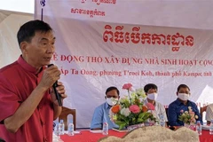 Chủ tịch chi nhánh Hội Khmer – Việt Nam tỉnh Kampot Hoàng Đức Hà phát biểu tại Lễ động thổ. (Ảnh: Nguyễn Vũ Hùng - PV TTXVN tại Campuchia) 