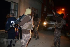 Lực lượng đặc nhiệm truy quét các phần tử IS ở Adana, Thổ Nhĩ Kỳ. (Ảnh: AFP/TTXVN)