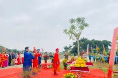 Trung tâm Bảo tồn di sản Thành nhà Hồ thực hiện các nghi lễ tái hiện lễ thượng nêu ngày Tết. (Ảnh: Hoa Mai/TTXVN)