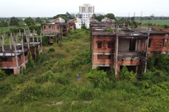 Hàng chục căn biệt thự diện tích hàng trăm m2 đã hoàn thành phần xây thô, bị bỏ hoang hơn 10 năm nay tại khu đô thị Long Thọ - Phước An (Nhơn Trạch). (Ảnh: Sỹ Tuyên/TTXVN)