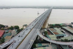 Giao thông trên cầu Vĩnh Tuy. (Ảnh: Hoàng Hiếu/TTXVN) 