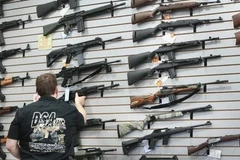 Súng được bày bán tại một cửa hàng ở Lake Barrington, bang Illinois, Mỹ. (Ảnh: GettyImages/TTXVN) 