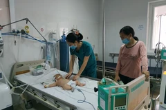 Bệnh nhân bị Viêm não Nhật Bản được điều trị tại Bệnh viện Đa khoa vùng Tây Nguyên. (Ảnh: Tuấn Anh/TTXVN)