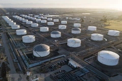 Bể chứa dầu tại kho dự trữ ở Carson, California, Mỹ. (Ảnh: AFP/TTXVN)
