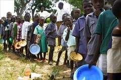 Trẻ em xếp hàng chờ nhận thực phẩm cứu trợ tại Châu phi (Ảnh: AFP/TTXVN) 