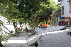 Sạt lở nghiêm trọng bờ sông ảnh hưởng đến đời sống nhân dân. (Ảnh: Thanh Thương/TTXVN)