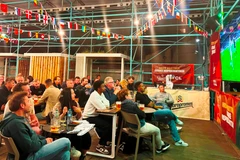 Khách xem bóng đá tại một nhà hàng phục vụ các loại bia truyền thống của Séc trên phố Ostrovskeho, Praha 5 trong ngày EURO 2024 mở màn với trận đấu giữa tuyển Đức và Scotland. (Ảnh: Ngọc Biên/TTXVN)