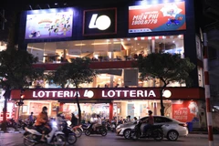 Cửa hàng ăn, uống được phép hoạt động bình thường sau 21h, nhưng phải đảm bảo phòng, chống dịch. (Ảnh: Hoàng Hiếu/TTXVN)