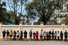 Các đối tượng bị bắt quả tang khi đang tổ chức và sử dụng ma túy trong quán karaoke. (Ảnh: CATH)