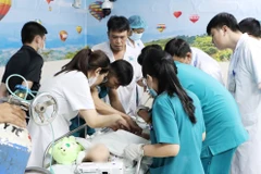 Đội ngũ y bác sỹ Bệnh viện Ung bướu Thành phố Hồ Chí Minh chuẩn bị tiến hành xạ trị áp sát cho bệnh nhi. (Ảnh: TTXVN phát)